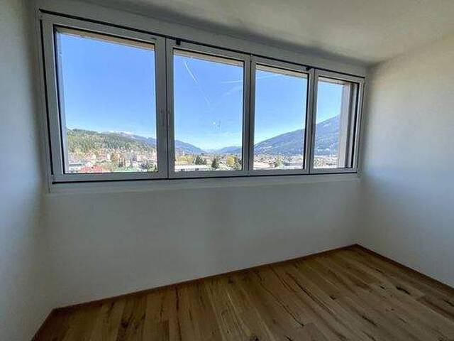 Immobilie in Spittal an der Drau - STILVOLL UND ZENTRAL WOHNEN MIT WEITBLICK! IHRE WOHLFÜHLOASE ÜBER DEN DÄCHERN DER STADT! - Bild 2