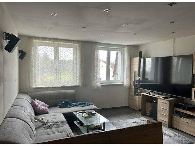 Immobilie in Diersbach - Geräumige 4-Zi-Wohnung in Diersbach, teilrenoviert mit Balkon, EBK & Stellplatz - nur 80.000€! - Bild 1