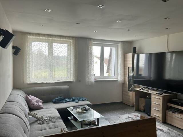 Immobilie in Diersbach - Geräumige 4-Zi-Wohnung in Diersbach, teilrenoviert mit Balkon, EBK & Stellplatz - nur 80.000€! - Bild 1