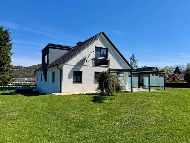 Immobilie in Arnfels - Ein Zuhause, das jeden Tag besonders macht: Modernes Familienhaus in Arnfels, eingebettet in die Hügellandschaft der Südsteiermark mit Blick auf das Schloss und viel Raum zum Leben - Bild 0