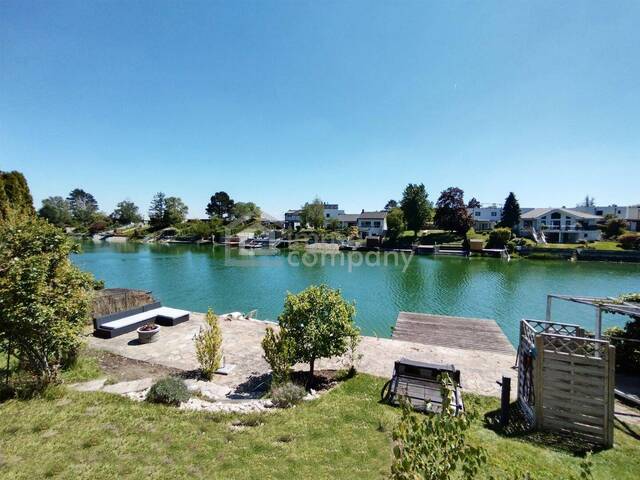 Immobilie in Groß-Enzersdorf - Seeliegenschaft leistbar gemacht: Haus am Wasser mit Traumterrasse u0026 eigenem Steg - Bild 1
