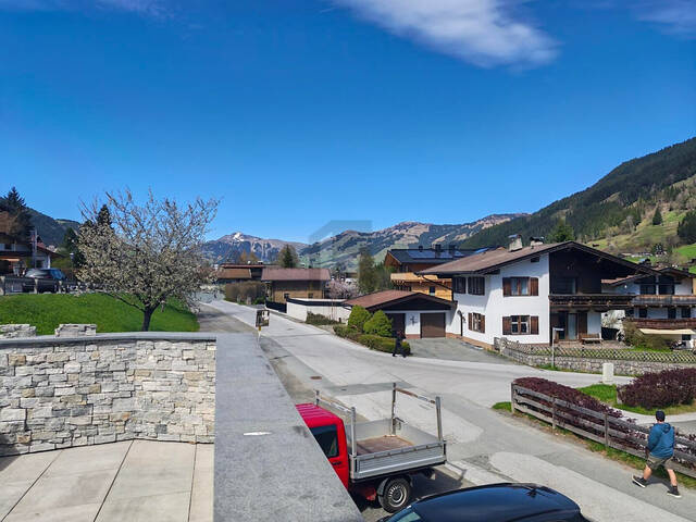 Immobilie in Jochberg - PREISHIT!!! SONNIGE TERASSE MIT PANORAMABLICK AUF DIE UMLIEGENDE BERGWELT MIT EINLEGERWOHNUNG - Bild 0