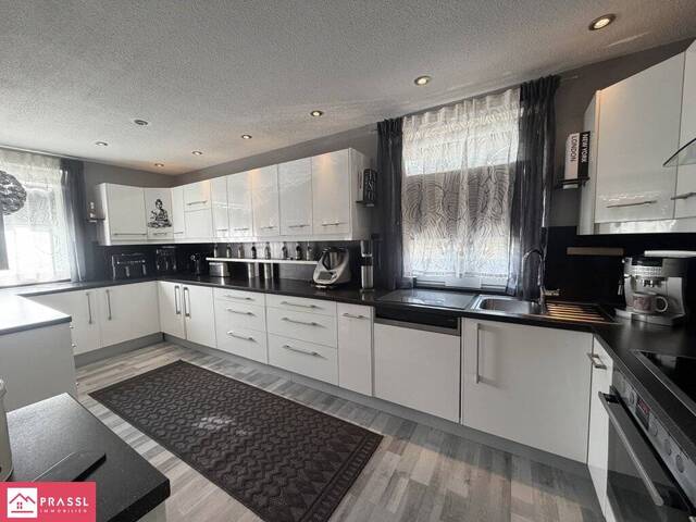 Immobilie in Mürzhofen - Modernisiertes Zweifamilienhaus in Mürzhofen in Aussichtslage mit Garten, Garagen, Terrasse und Pool! - Bild 0