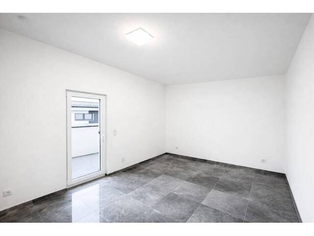 Immobilie in Himberg - OFFENES WOHNGEFÜHL & VIEL PLATZ! Reihenhaus - Erstbezug - BJ 2019 - 7 Zimmer - inkl. Einbauküche - Balkon - Terrasse - Garten - Keller - Stellplatz - Luftwärmepumpe - Bild 3