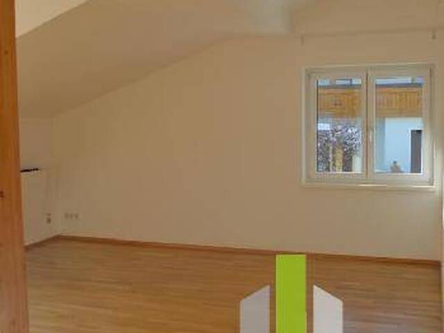 Immobilie in Hof bei Salzburg - Sonnige 4 Zi-Dachgeschosswohnung mit Terrasse und Balkon! - Bild 1