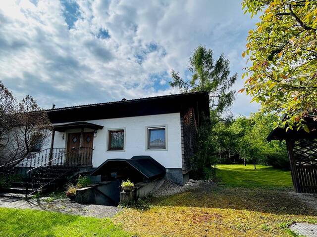 Immobilie in Lamprechtshausen - Geräumiger 8-Zimmer Bungalow mit Garten in Lamprechtshausen - Bild 1