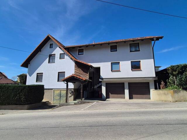 Immobilie in Asperhofen - EIN- ZWEIFAMILIENHAUS MIT ZWEI EINGÄNGEN UND 3 GARAGEN - Bild 0