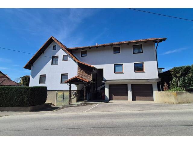 Immobilie in Asperhofen - EIN- ZWEIFAMILIENHAUS MIT ZWEI EINGÄNGEN UND 3 GARAGEN - Bild 3