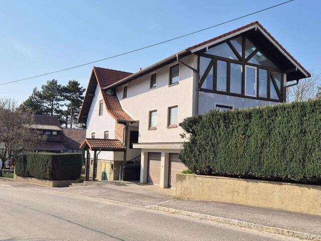 Immobilie in Asperhofen - EIN- ZWEIFAMILIENHAUS MIT ZWEI EINGÄNGEN UND 3 GARAGEN - Bild 2