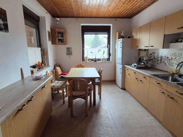 Immobilie in Asperhofen - EIN- ZWEIFAMILIENHAUS MIT ZWEI EINGÄNGEN UND 3 GARAGEN - Bild 3