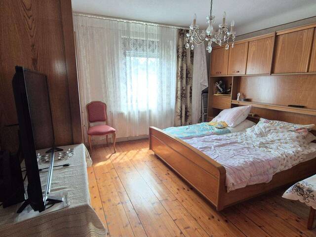 Immobilie in Asperhofen - EIN- ZWEIFAMILIENHAUS MIT ZWEI EINGÄNGEN UND 3 GARAGEN - Bild 4