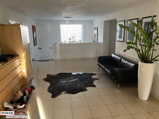 Immobilie in Mühlheim am Inn - Modernisiertes Zweifamilienhaus mit Garage und großzügiger Halle! - Bild 2