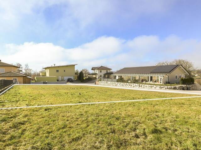 Immobilie in Tarsdorf - NEUBAU-Bungalow massiver Holzbauweise - ca. 145 Wohnutzfläche -Tarsdorf (Symbolfoto) Top 2 - Bild 2