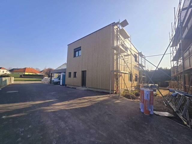 Immobilie in Zwölfaxing -   Das letzte von 4 Häusern   Modern ausgestattetes Einfamilienhaus   Neubau   NÄHE WIEN   Raumhöhe 3,00m   4 Zimmer   Wohnessküche ca. 60m²   WFL 155m²   Carport ca. 44m² - Bild 0