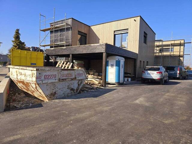 Immobilie in Zwölfaxing -   Das letzte von 4 Häusern   Modern ausgestattetes Einfamilienhaus   Neubau   NÄHE WIEN   Raumhöhe 3,00m   4 Zimmer   Wohnessküche ca. 60m²   WFL 155m²   Carport ca. 44m² - Bild 3