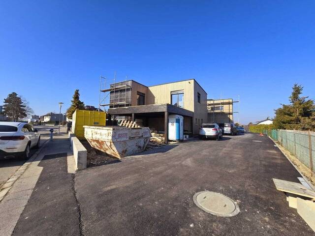 Immobilie in Zwölfaxing -   Das letzte von 4 Häusern   Modern ausgestattetes Einfamilienhaus   Neubau   NÄHE WIEN   Raumhöhe 3,00m   4 Zimmer   Wohnessküche ca. 60m²   WFL 155m²   Carport ca. 44m² - Bild 4
