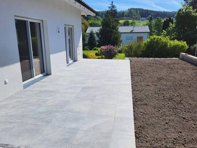 Immobilie in Ampflwang - Traum-Bungalow Erstbezug zum kleinen Preis barrierefrei mit XL-Terrasse, Erstbezug, Photovoltaikanlage & Doppelcarport in 1A Lage in Ampflwang am Hausruck - Bild 1