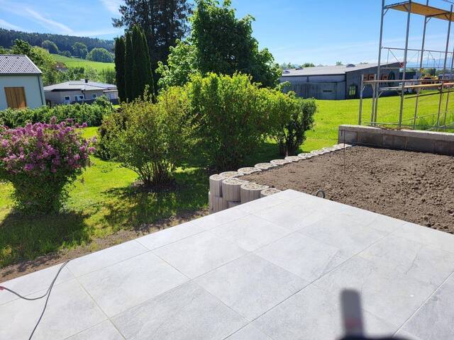 Immobilie in Ampflwang - Traum-Bungalow Erstbezug zum kleinen Preis barrierefrei mit XL-Terrasse, Erstbezug, Photovoltaikanlage & Doppelcarport in 1A Lage in Ampflwang am Hausruck - Bild 2