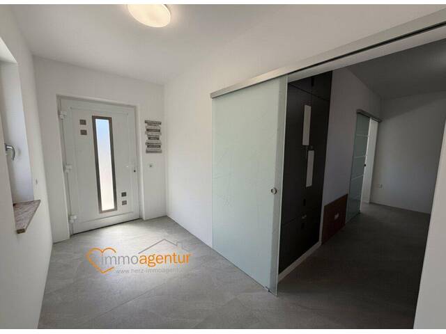 Immobilie in Offenhausen - HIGH-END RAUMWUNDER: mit ca. 222 m² - Gesamter Wohnnutzfläche in 4625 Offenhausen - Infinity-Pool, 10kWp PV & Glasfaser für maximale Energie-Sicherheit & Erreichbarkeit! - Bild 2