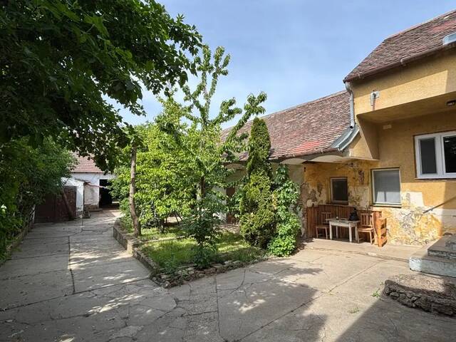 Immobilie in Unterstinkenbrunn - Rustikaler Landsitz mit malerischem Innenhof und zwei großen Stadln auf 1300m² Grundstück - Bild 2