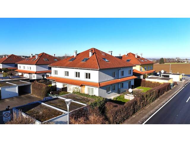 Immobilie in Vorchdorf - Top-gepflegtes Eckreihenhaus mit Terrasse, Garten und zwei Garagen - Bild 0