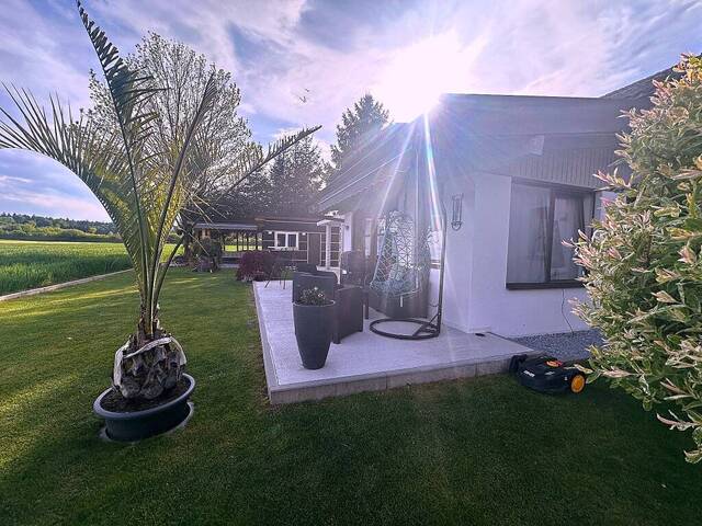 Immobilie in Munderfing - Charmantes Ein- bis Zweifamilienhaus mit Grünblick und vielen Highlights - Bild 1
