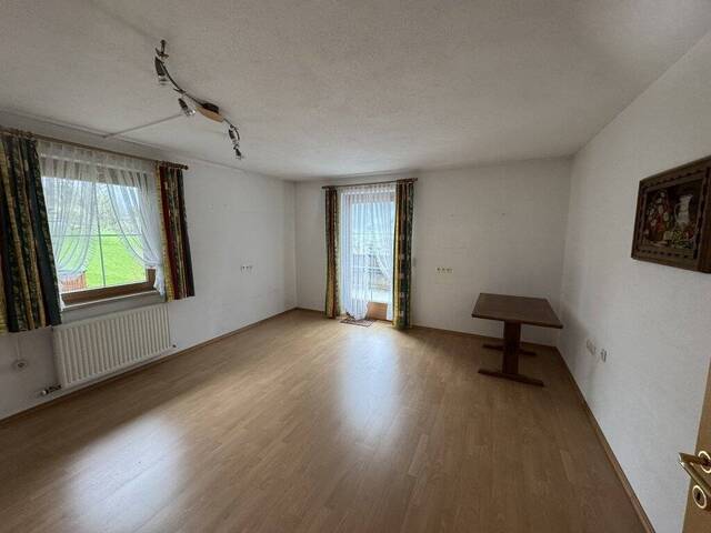 Immobilie in Hainzenberg - Traumhaftes Zweifamilienhaus im Zillertal: Alpines Wohnglück in erhabener Aussichtslage von Hainzenberg - Bild 2