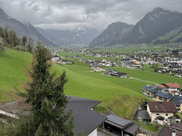 Immobilie in Hainzenberg - Traumhaftes Zweifamilienhaus im Zillertal: Alpines Wohnglück in erhabener Aussichtslage von Hainzenberg - Bild 1