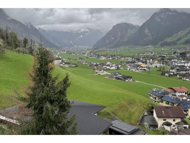 Immobilie in Hainzenberg - Traumhaftes Zweifamilienhaus im Zillertal: Alpines Wohnglück in erhabener Aussichtslage von Hainzenberg - Bild 4