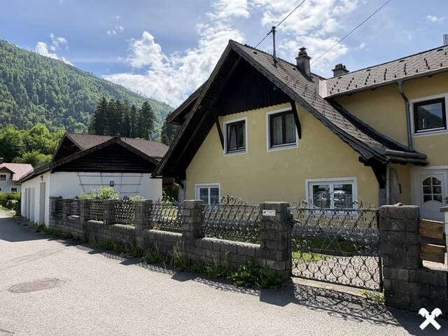 Immobilie in Ebensee - Großzügiges sanierungsbedürftiges Wohnhaus - Bild 0