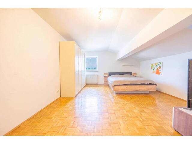 Immobilie in Neumarkt am Wallersee - Großzügige 2 Zimmer Wohnung mit Potential in Neumarkt am Wallersee - Bild 1