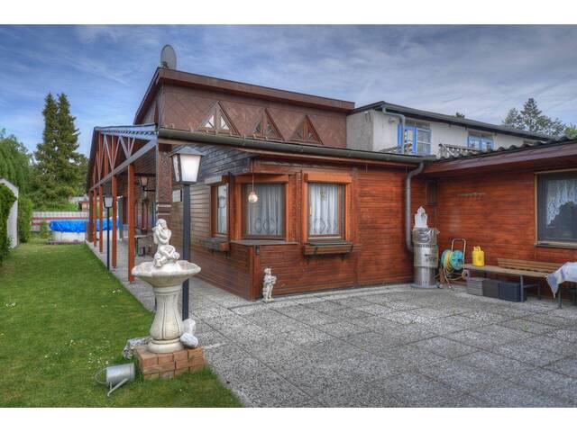 Immobilie in Neufeld an der Leitha - ** Urlaub zu Hause - Nur ca. 100 Meter vom Neufelder See entfernt – charmantes Haus auf Pachtgrund + Pool, Sauna & Gästezimmer ** - Bild 1