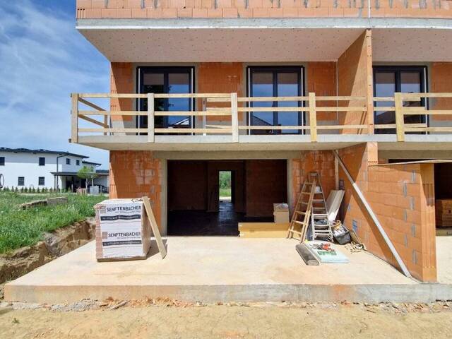 Immobilie in Gampern - Top 1! Belagsfertige, moderne Doppelhaushälfte mit 2 Carportstellplätzen, 4 Zimmer, 2 Terrassen, Balkon, Eigengarten! - Bild 3