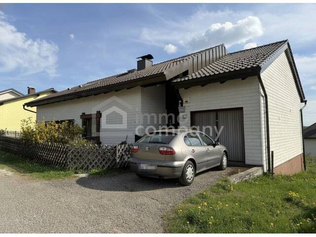 Immobilie in Bad Leonfelden - Einfamilienhaus mit großem Garten und begonnenen Modernisierungsmaßnahmen - Bild 0