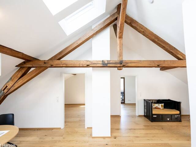 Immobilie in Zams - Für Freigeister: Atelier im Dachgeschoss mit Loggia in der Villa Haueis in Zams Tirol - Loftfeeling zum Wohnen & Arbeiten über den Dächern von Zams - Bild 0