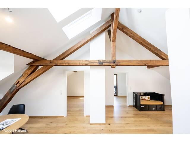 Immobilie in Zams - Für Freigeister: Atelier im Dachgeschoss mit Loggia in der Villa Haueis in Zams Tirol - Loftfeeling zum Wohnen & Arbeiten über den Dächern von Zams - Bild 3