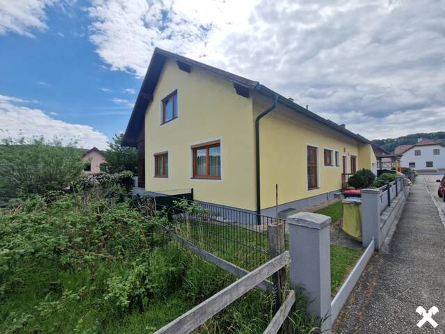 Immobilie in Paudorf - TRAUMHAFTER BUNGALOW SAMT GARAGE MIT MONTAGEGRUBE UND HERRLICHEM, SEHR GEPFLEGEN, IDYLLISCHEN GARTEN IN SEHR GEFRAGTER WOHNLAGE - Bild 1