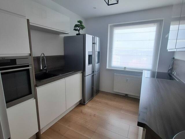Immobilie in Linz - Sanierte 3 Zimmerwohnung mit Loggia und Blick ins Grüne - Bild 2