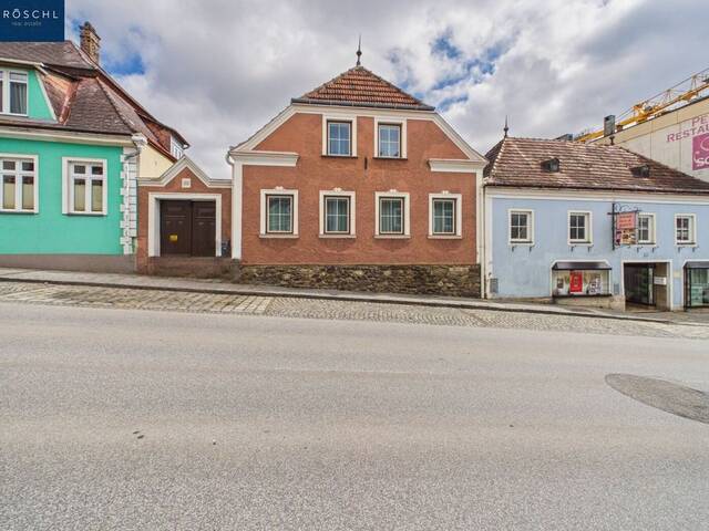 Immobilie in Zwettl-Niederösterreich - Historisches Wohnhaus mit großzügiger Nutzfläche und privatem Garten im Herzen des Stadtzentrums - Bild 1