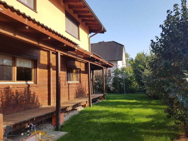 Immobilie in Sieghartskirchen - Charmantes Familienhaus mit Pool, Gartenhaus & Niedrigenergie-Aufstockung in ruhiger Lage - Bild 2