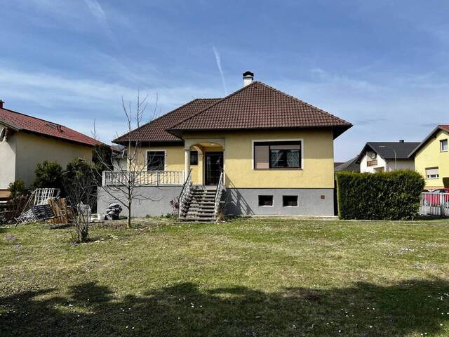 Immobilie in Margarethen am Moos - Einfamilienhaus mit großzügigem Dach-Ausbaupotenzial, großem Garten und Garage - Bild 0