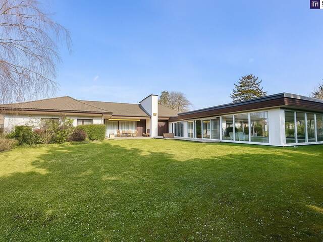 Immobilie in Gänserndorf - Bungalow mit Indoor-Pool, Weinkeller & außergewöhnlich großem Grundstück / Eigengrund - Bild 0