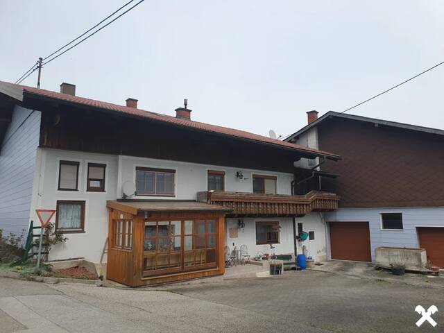 Immobilie in Haigermoos - 2,8 ha Grünland + Wohnhaus + umgebautem Stall + vielfältigem Gebäudebestand - Bild 0