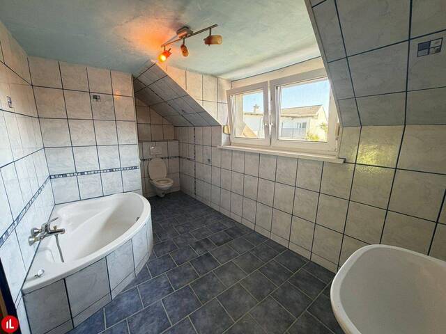 Immobilie in Enzersdorf an der Fischa - Großzügige Liegenschaft auf 775 m² Eckgrundstück | viel Platz, Nebengebäude & Entwicklungspotenzial - Bild 4