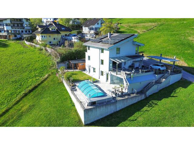 Immobilie in Pollingberg - DESIGN TRIFFT NATUR – EXKLUSIVES EINFAMILIENHAUS MIT POOL UND WEITBLICK - Bild 1