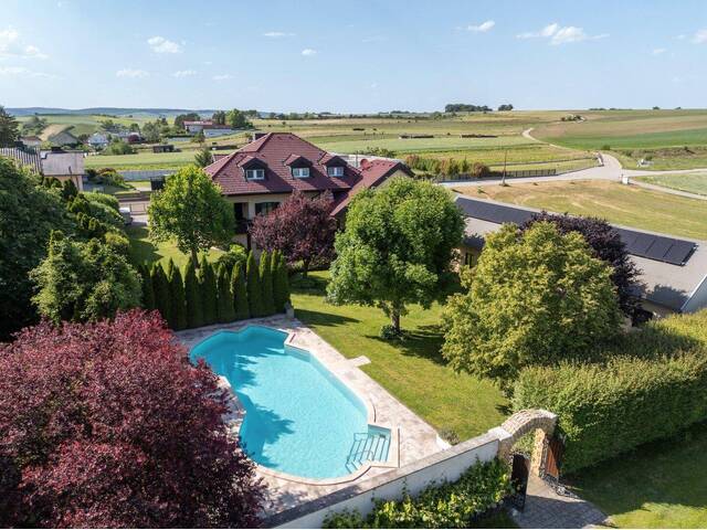 Immobilie in Kronberg - Exklusives Einfamilienhaus in Kronberg – 366m² Wohnfläche, 6 Zimmer, fast 8.000m² parkähnlicher Garten, Salzwasserpool, Golfsimulator, uvm! - Bild 2