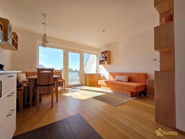 Immobilie in Gerasdorf - SENSATIONSPREIS! LICHTDURCHFLUTETE DACHGESCHOSSWOHNUNG MIT TERRASSE, TIEFGARAGENPLATZ & PERFEKTEM GRUNDRISS – NUR 400 METER BIS WIEN! - Bild 0