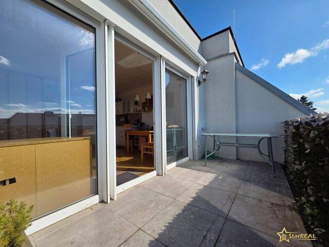 Immobilie in Gerasdorf - SENSATIONSPREIS! LICHTDURCHFLUTETE DACHGESCHOSSWOHNUNG MIT TERRASSE, TIEFGARAGENPLATZ & PERFEKTEM GRUNDRISS – NUR 400 METER BIS WIEN! - Bild 2