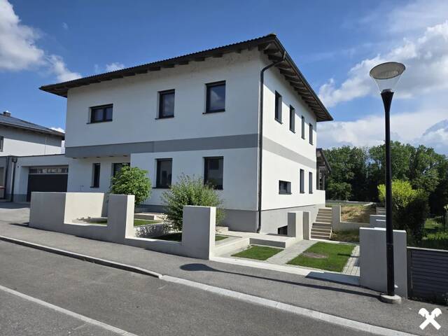 Immobilie in Wolfsbach - Exklusives Einfamilienhaus mit High-End-Haustechnik in Grün-Ruhelage und einzigartiger Wasseranlage im Garten - Bild 0