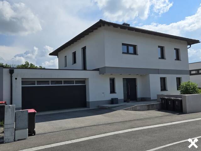 Immobilie in Wolfsbach - Exklusives Einfamilienhaus mit High-End-Haustechnik in Grün-Ruhelage und einzigartiger Wasseranlage im Garten - Bild 1